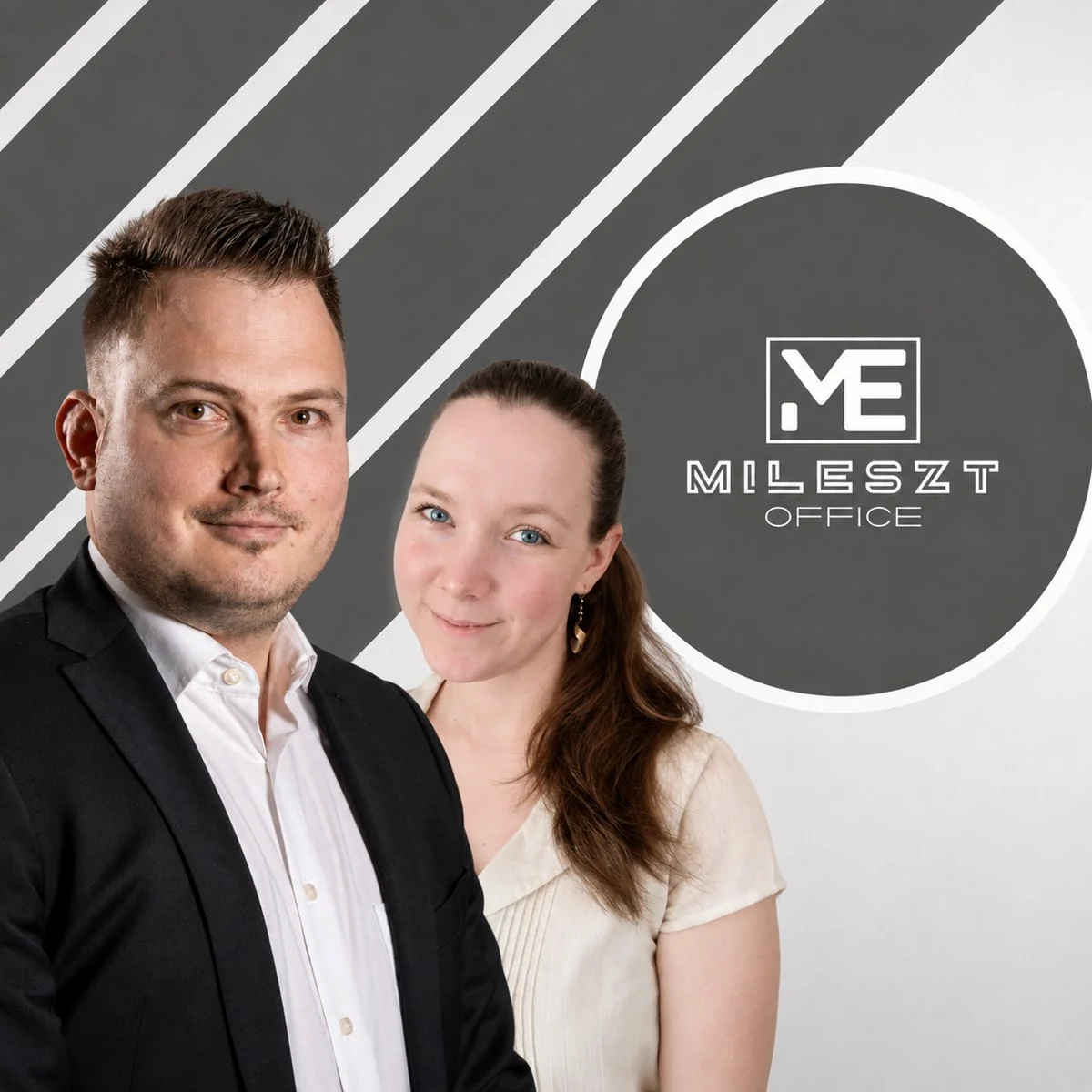 A MilEszt-Office két alapítója a MilEszt Office logó előtt